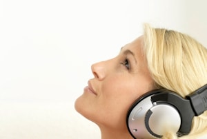Entspannungsmusik zum Einschlafen frau mit Kopfhörer